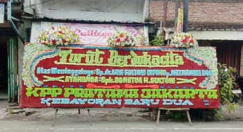 papan bunga gandeng 3 mahkota bunga segar